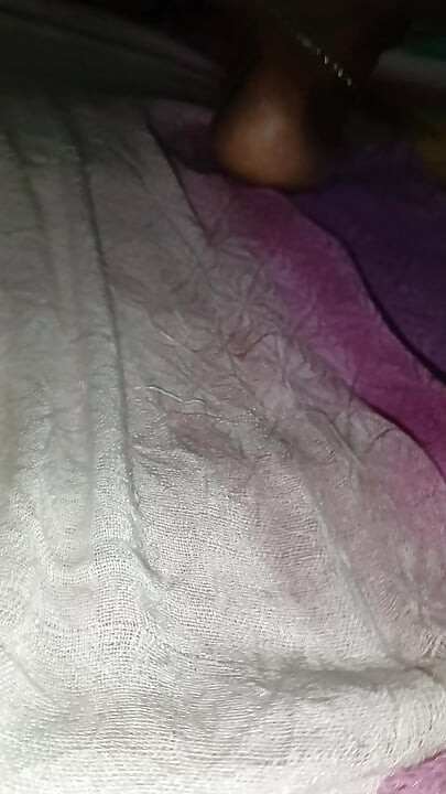 Bhabhi Ne apne hathon chut me botal dal diya