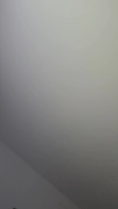 Ventana abierta junto a una ruta de senderismo