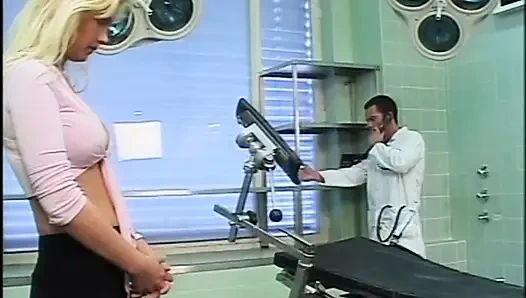 Красивую молодую блондинку с большими сиськами трахнули и камшот на ее задницу от гинеколога