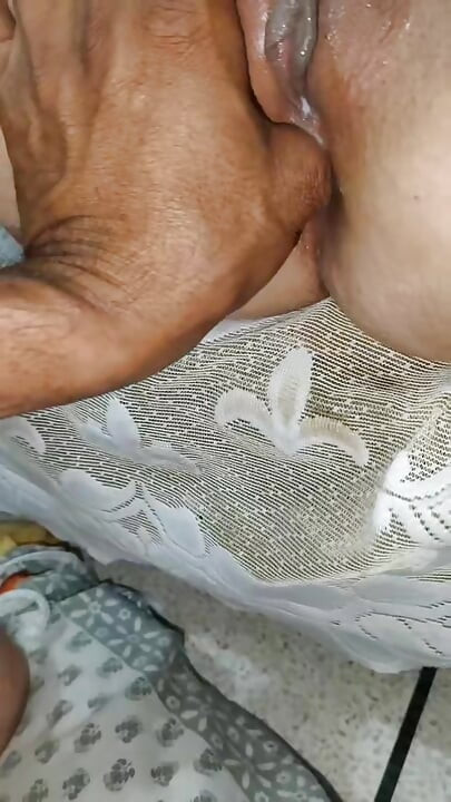 Quente bhabi quer massagem com seu cunhado e cunhado fodê-la e satisfeito Bhabi, Completo Vídeo Viral Hindi
