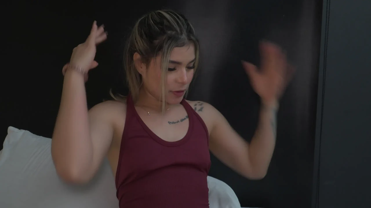 发现我的继父出轨了，所以我让他操我并吮吸我直到我高潮！