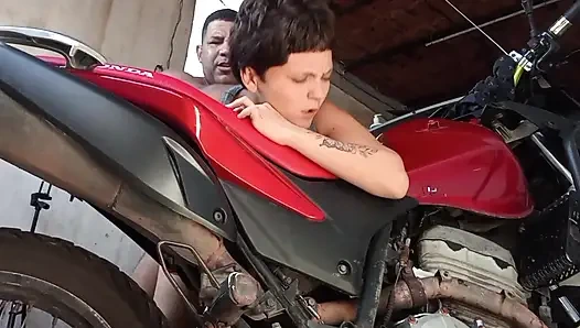 Karım karısıyla televizyon izlerken garajda emmeyi koydum