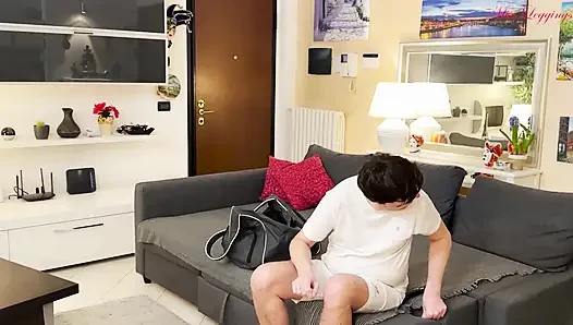 Üvey anne onu direk dansı çantasından sikerken yakaladıktan sonra üvey oğluna ders veriyor