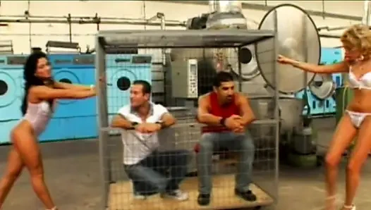 Sarışın Hatun Vahşi Sikiş Için Çamaşır Makinesinin Üzerinde Domalıyor