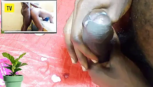 Dicksex ve Givensex'in ıslak amcığı tarafından davranılan porno film izlerken ateşli erkek mastürbasyonu, sert göbeğim boşalana kadar zevk aldım