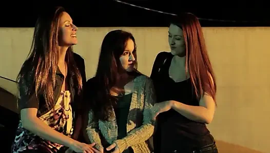 Ketiga lesbian itu saling menikmati satu sama lain dengan penuh gairah