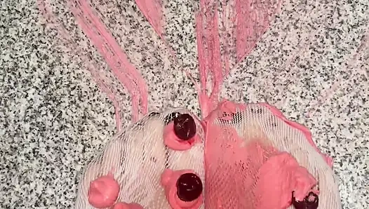 Beyaz çoraplı bacaklarımla krem şantiyle oynuyorum