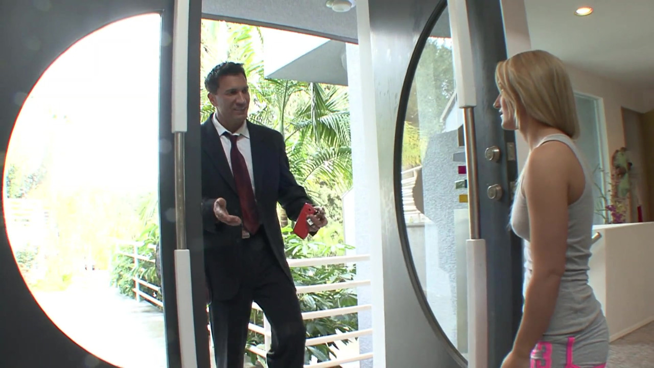 かわいいTattoed十代が顔を取得します