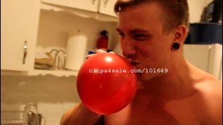 Feticismo dei palloncini - Tom Faulk che soffia palloncini