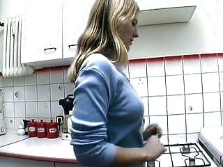 一流的德国宝贝用她的厨房工具玩得很开心