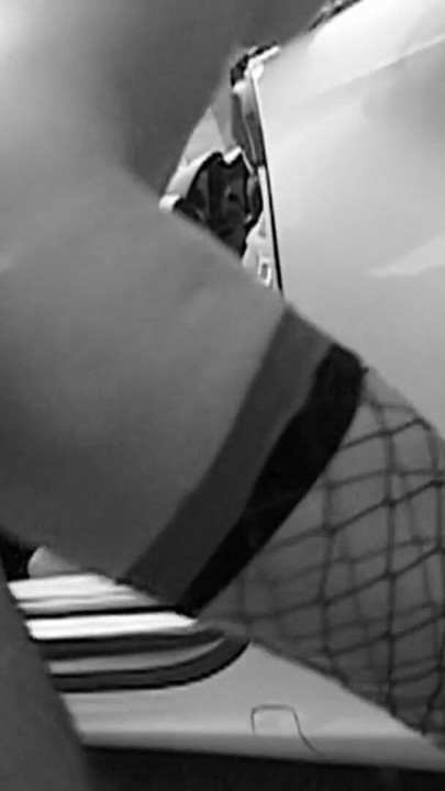 Mutter und Tochter freuen sich mit Daddy nachdem er sein neues Auto bekommen hat | Clip 2