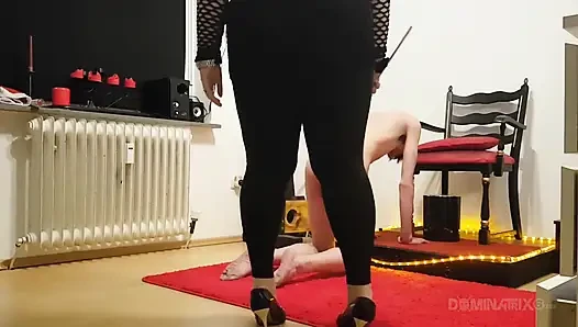 Tombul dominatrix sapık anal oyuncakla çıplak delikanlıyı azdırıyor