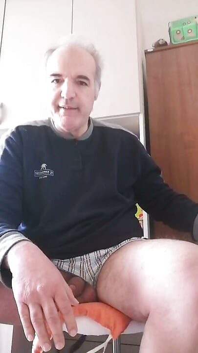¡Toma mi polla dura e hinchada en la boca, quiere que la chupes bien!