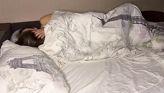 Yatağa gittik, onu sikip beni öpmem için fısıldadı.