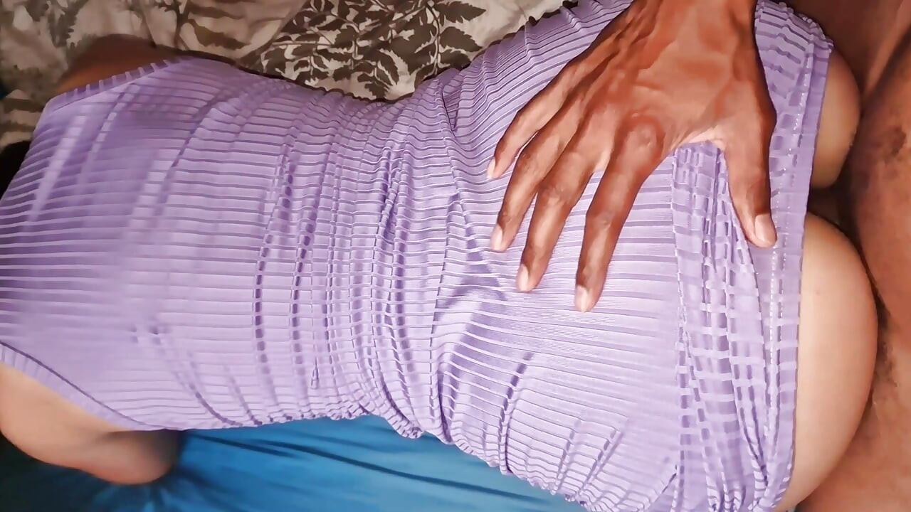 Svigerinden blev alene hjemme, hun lod døren til sit værelse stå åben for at provokere mig liggende i en kort kjole uden trusser