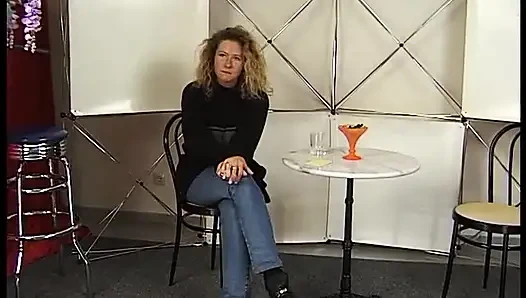 Brünette reife dame bläst harten schwanz beim casting