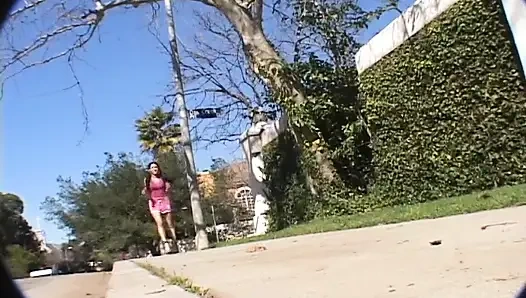 Sıska hatun ateşli üçlü sekste başka bir adama binerken büyük bir yarağı emiyor