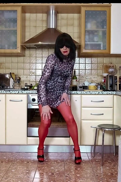 Najlonska sissy kurva Michelle kuha kasnu večeru i nastupa za pretplatnike web kanala