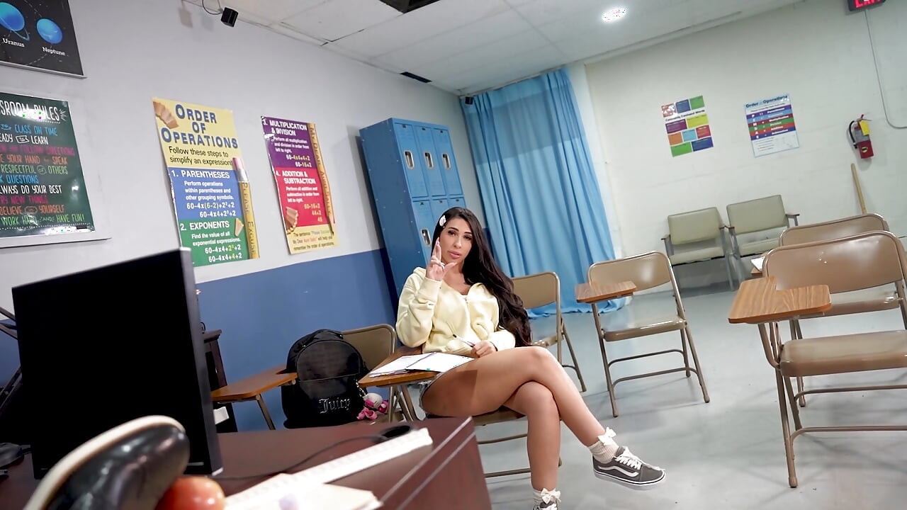 Sinh viên Latinh bị giáo viên của cô ấy đụ đít bự Latinh POV Teddy Tarantino & Miss Korinne