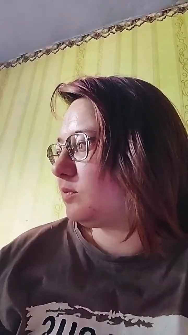 Amateur Girlfriend Blowjob Instead of Cooking – Curvy Brunette with Glasses Sucks and Jerks Cock