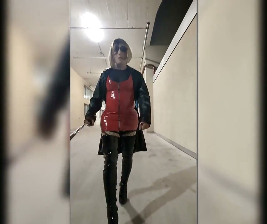 주차장 산책, 오버크니 부츠를 신은 금발, 레드 Pvc 드레스와 롱 레더 코트