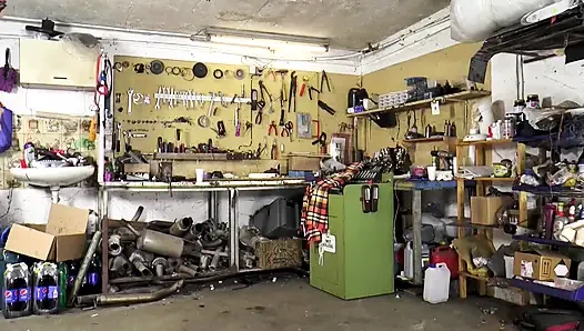 Büyük götlü sevimli sarışın kıllı amından sikiliyor