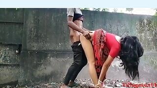 Местная деревенская жена занимается сексом на улице в лесу (официальное видео от деревне)