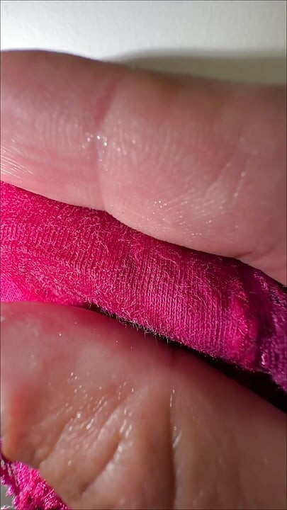 RECOMPENSADA com sua calcinha molhada. Esposa me deu a calcinha que ela usa depois de se masturbar super molhada