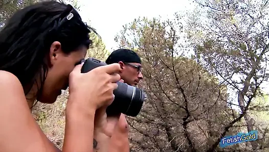 Düzgün vücutlu genç kız çıplak fotoğraf çekiminin ardından ormanda amını siktiriyor