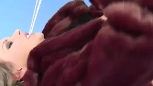 Sarışın güzelin solo fantezisi