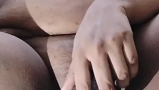 Tamil ev hanımı azgın ruh halinde, bu yüzden kocası amıyla oynamaya karar veriyor