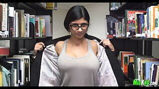 Mia khalifa独自在图书馆