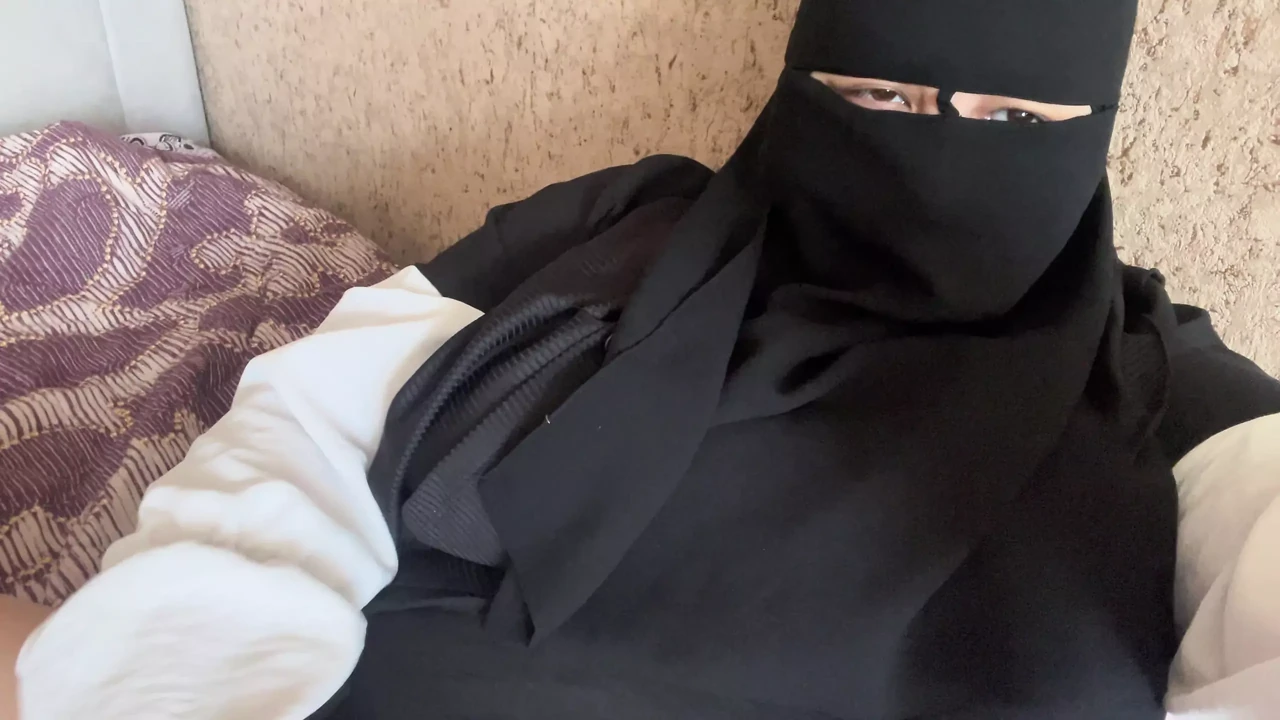Turkish Khalifa without panties cums very wet