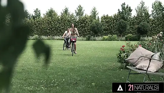 21 naturals - memek becek cewek langsing ini dijilat ke pantatnya - lalu dientot habis-habisan sama kontol besar