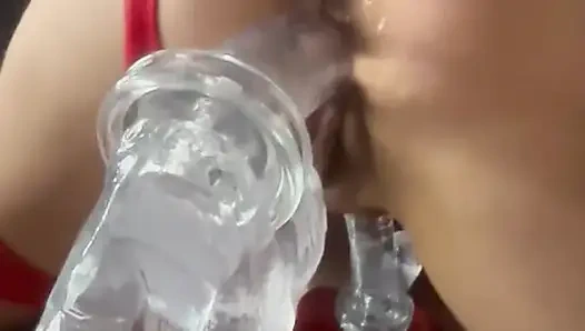 Ich necke mich selbst mit meinem neuen spielzeug, während er zuschaut