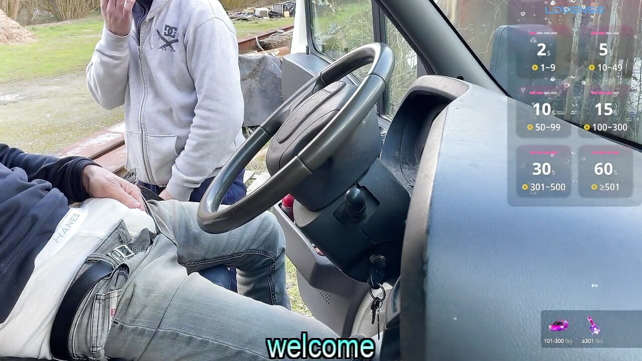 Kamyonumda büyük yarağımı gösteriyor - sonunda beni sert emiyor