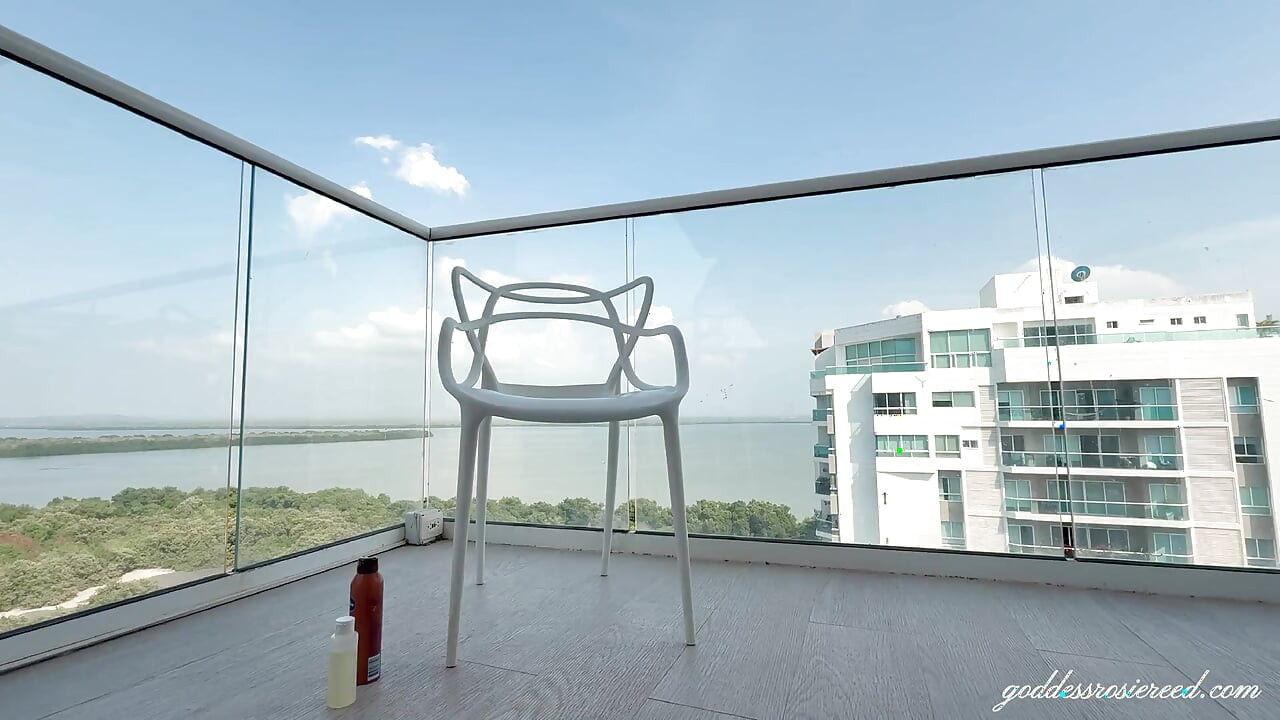 Jambes de déesse sexy - Rosie Reed, déesse femdom noire, domination sensuelle, adoration des longues jambes dans des talons hauts roses