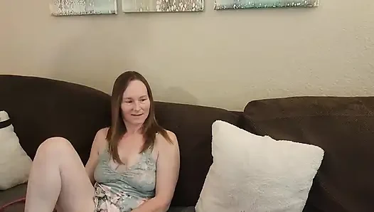 Cewek polos ini muncrat saat pantatnya dicambuk.