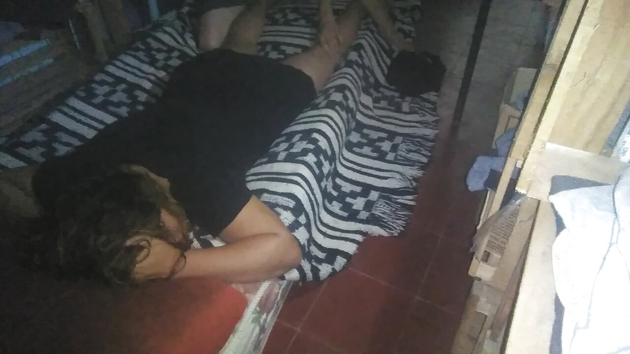 I massage medi in her short black dress