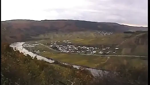 Çoraplı kızıl saçlı sürtük amını muzla sikiyor