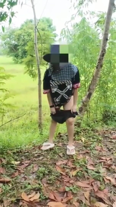 สาวไทยเดินเล่นโชว์หีตามข้างทางริมทุ่งนาในชนบท Thai Outdoor Public | คลิป 2