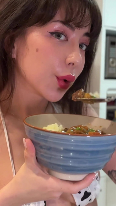 穿着小比基尼和Luna一起做饭