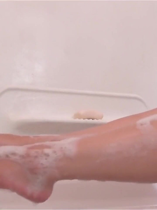 Fonda's Feet Get a Bubble Bath