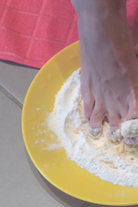 Att göra deg till pasta med mina bara fötter