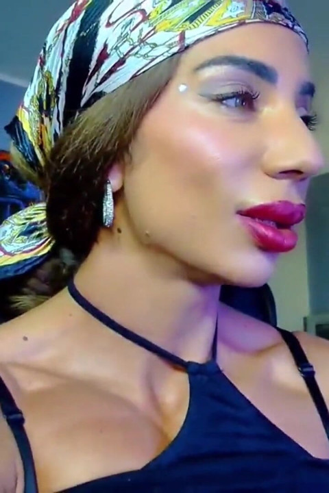 小黑裙隱藏著巨大肥美多汁的陰蒂