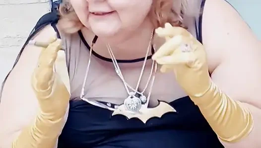 Gadis kelelawar sedang istirahat merokok di dalam dirinya