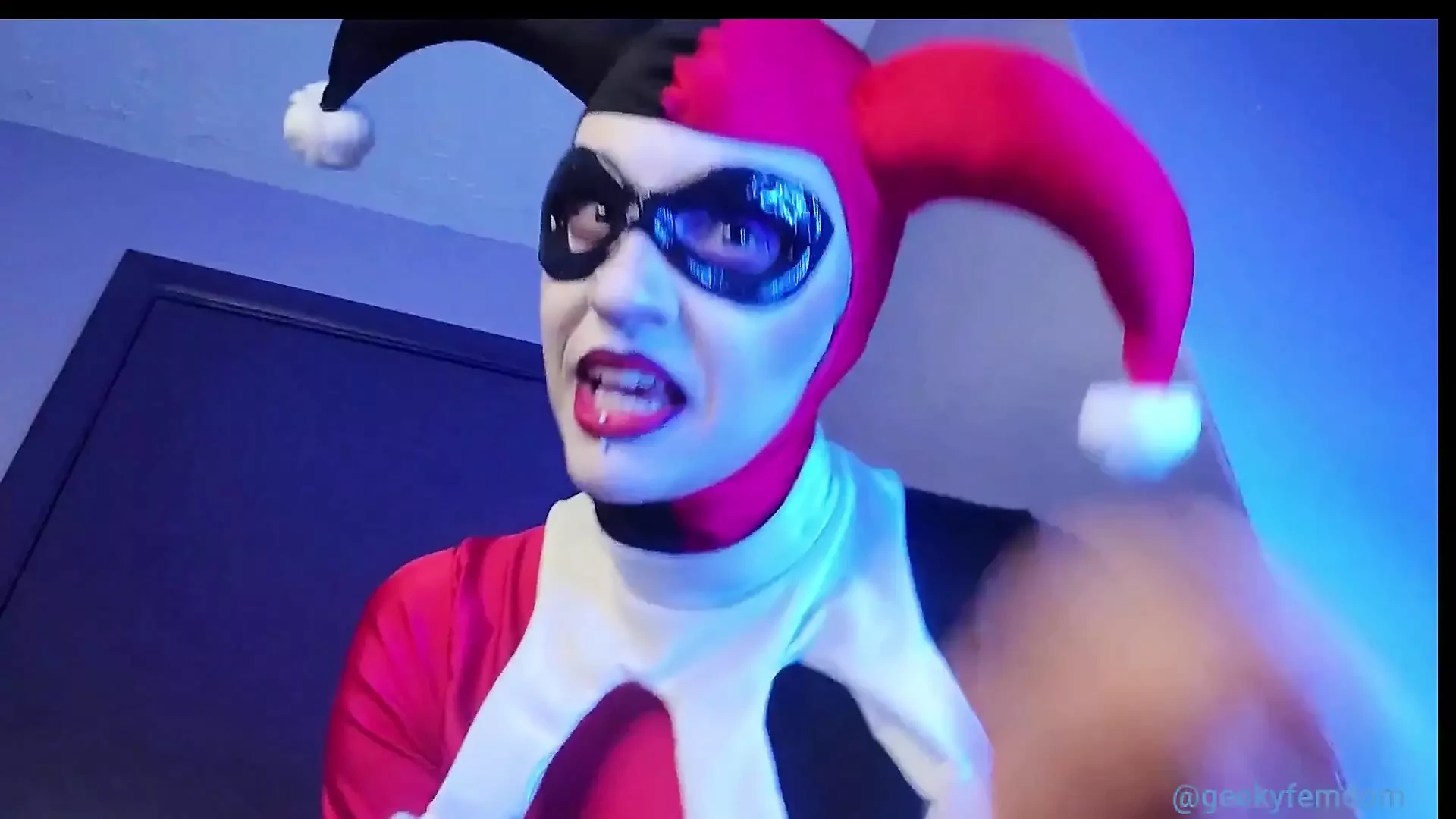 Harley aide Nightwing
