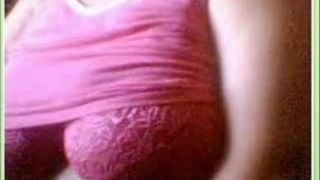BBW aux seins énormes devant la webcam