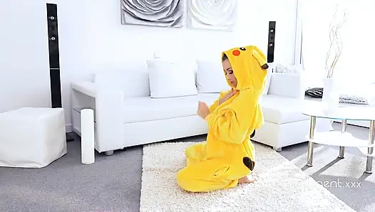 Erstaunliche sexy pikachu genießt es, ihr nassrasiertes weites loch zu spreizen