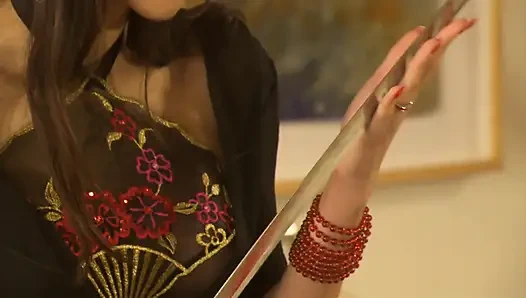 Seksi ve büyük memeli esmer dövmeli bir adam tarafından sikiliyor